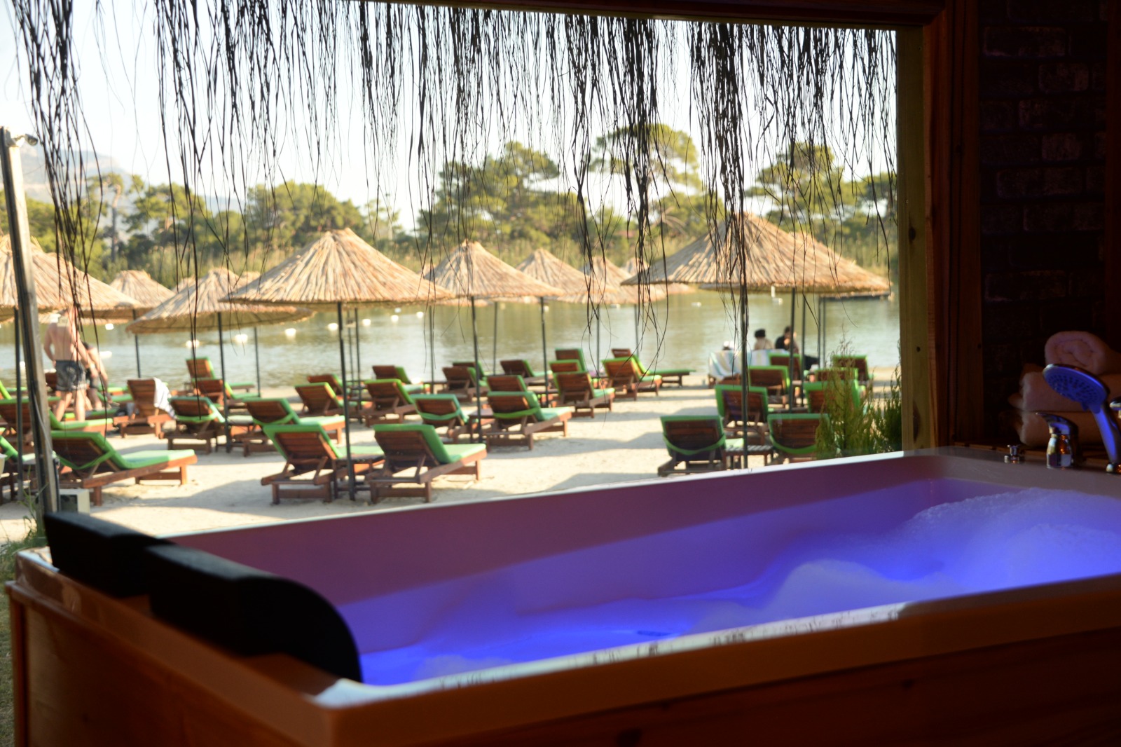 Jakuzi ve plaj manzarası